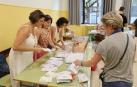 Apertura de urnas y recuento de papeletas en una mesa electoral del Instituto Plaza de la Cruz de Pamplona. /