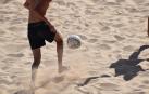Dos personas juegan a fútbol playa
