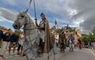 Caballeros de la corte real desfilan a caballo durante el paso del cortejo por el puente del Azucarero