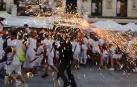 Los tudelanos más pequeños disfrutan corriendo delante de las chispas del torico de fuego en la plaza de los Fueros