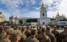 El presidente, Volodymyr Zelenskiy, y soldados del ejército ucraniano asisten a una ceremonia para conmemorar el Día del Estado de Ucrania