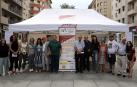 Trasplantados y familiares, miembros de Atehna, de Sare y de la Comisión Ciudadana Antisida ayer, en una carpa informativa en Carlos III