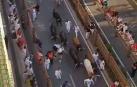 Un toro paso sobre un mozo en el quinto encierro de las fiesta de Tudela
