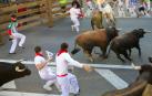 Secuencia completa de imágenes con el mozo que se ha quedado atrapado entre dos toros.