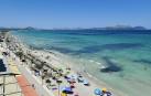 Vista de la bahía de Alcudia desde la Playa de Can Picafort en el municipio de Santa Margalida, durante un día de playa