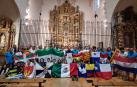 Los jóvenes participantes en la ‘Expedición Balmis, Salvany y Zendal’ posaron para una foto de recuerdo en la iglesia parroquial de Isaba con representantes locales