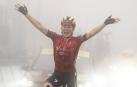 Vollering celebra entre la niebla su victoria en el Tourmalet