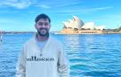 Marcos Bretos, en la bahía de Sídney, con el icónico edificio de la Ópera a sus espaldas
