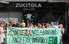 Protesta de los trabajadores de Zucitola delante de la cafetería del Paseo Sarasate