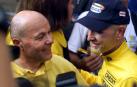 Marco Pantani recibe la felicitación de su padre tras su victoria en el Tour