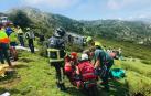 Efectivos del SEPA atienden a una de las heridas en el vuelco de un autobús en la subida a los Lagos de Covadonga.