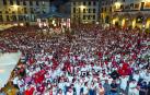Los asistentes al ‘Pobre de Mí’ con el que se acabaron las fiestas llenaron la céntrica plaza de los Fueros de la capital ribera durante este acto, celebrado a la una de la madrugada de ayer lunes, tras la Revoltosa.