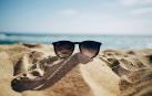 Unas gafas de sol sobre la arena