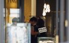 La policía judicial francesa trabaja en el interior de la tienda Piaget tras un robo, en la Rue de la Paix junto a la Place Vendome en París, Francia.
