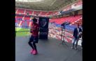 El lateral ha bailado al ritmo de música colombiana