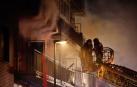 Un grupo de bomberos trabajan en el edificio ubicado en la calle Goya de Valladolid que ha sufrido daños tras una fuerte explosión de gas que ha provocado el incendio