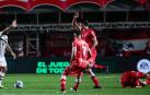 Marcelo (i) de Fluminense reacciona tras cometer una falta a Luciano Sánchez (d) de Argentinos