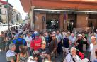 Imagen de parte de las personas que se han concentrado este miércoles ante el edificio ‘okupado’ en la céntrica calle San José de Corella