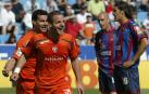 Roberto Soldado, en su etapa en Osasuna, celebra un gol anotado ante el Levante