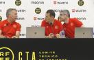 El presidente del Comité Técnico de Árbitros de la Federación Española de Futbol, Luis Medina Cantalejo, junto al director del Proyecto VAR, Carlos Clos Gómez, y el navarro Alberto Undiano Mallenco