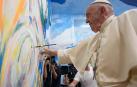 El Papa Francisco da una pincelada en el mural de Scholas Ocurrentes, en Cascais (Portugal)