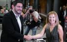 Los portavoces parlamentarios del Partido Popular, Alejandro Nolasco, y Vox, Ana Alós, firman el acuerdo de coalición para la gobernabilidad de Aragón