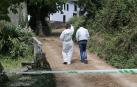 Agentes de la Guardia Civil trabajan en la zona acordonada donde ha tenido lugar el crimen