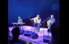 La banda encandiló a doscientas personas en un concierto que se celebró en el interior del auditorio por la previsión de lluvia
