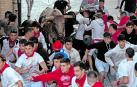 Los corredores enfilan la Cuesta de Entrañas en el encierro de las 9 de la mañana