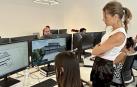 Una de los socias fundadoras de GC Studio, Lucía Cassaus, experta en proyectos residenciales de lujo revisa el trabajo de una compañera
