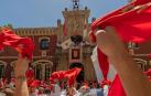 Pañuelos en alto y, en respuesta, las banderas se ondean en el saludo de la Corporación