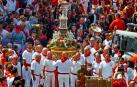 La reliquia de San Andrés, rodeada de los hombres que se turnan para portar las andas y del numeroso público apostado a su paso