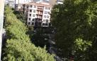 Vista de la calle Sangüesa desde un edificio de la plaza de la Cruz con algunos de los árboles que se talarán con el parking