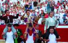 Fin de fiesta familiar: la salida a hombros de padre e hijo, con el invitado de la casa, resume lo vivido en una plaza repleta de público
