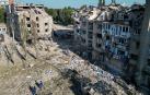 Los servicios de rescate trabajan en los restos de los edificio destruidos durante un ataque con misiles rusos en Pokrovsk, Donetsk (Ucrania)