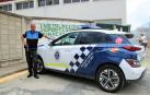 El ya ex policía municipal de Milagro Ramón Garde, junto a uno de los coches patrulla del cuerpo