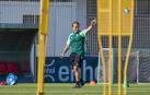 A: J.P. Urdíroz
F: 08-08-2023
P: Jagoba Arrasate saluda al público que le aclamaba hoy en Tajonar
L: Pamplona. Instalaciones del C.A.Osasuna en Tajonar
T: Entrenamiento Primer Equipo