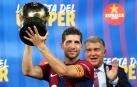 Sergi Roberto levanta el trofeo Joan Gamper tras la victoria culé contra el Totenham