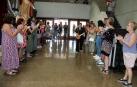 La profesora María Victoria Hera, rodeada por alumnos y compañeros de profesión durante su homenaje en Milagro