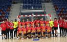 Kelly Nnonzie Fonkeng (3) y, abajo, Estitxu Rodríguez (5) posan con la selección nacional juvenil