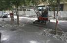 Un operario levanta el pavimento que rodea los alcorques de la plaza de la Cruz con un taladro neumático