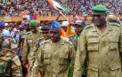 Miembros de la junta militar que dio un golpe de estado en Níger asisten a un mitin en un estadio en Niamey