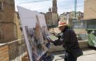 El artista catalán Antonio Darias Martínez, durante la realización de la obra con la que ganó en 2022