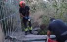 Los Bomberos de Asturias durante el rescate del menor caído a un pozo en Siero