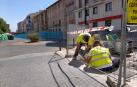 Dos operarios trabajan en las obras de reforma integral de la calle Muro