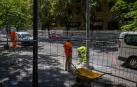 Dos operarios trabajan en las obras del parking de la calle Sangüesa