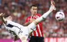 Berenguer y Valverde pelean por el esférico durante el choque