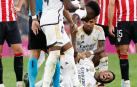 El defensa del Real Madrid Ëder Militao se lamenta en el suelo
