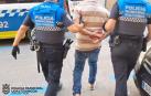 Dos agentes de la Policía Municipal en el momento de la detención