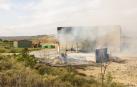 El incendio en la planta del Culebrete se mantuvo activo durante la jornada de ayer con pequeños rescoldos en la montaña de basura
